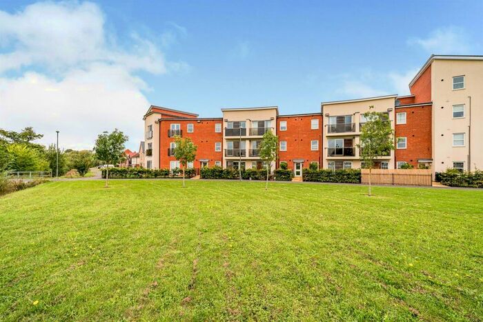 2 Bedroom Flat To Rent In Pondecroft, Aylesbury, HP18