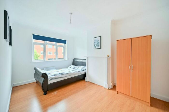 2 Bedroom Flat To Rent In Kingston Road, Raynes Park, London, SW20