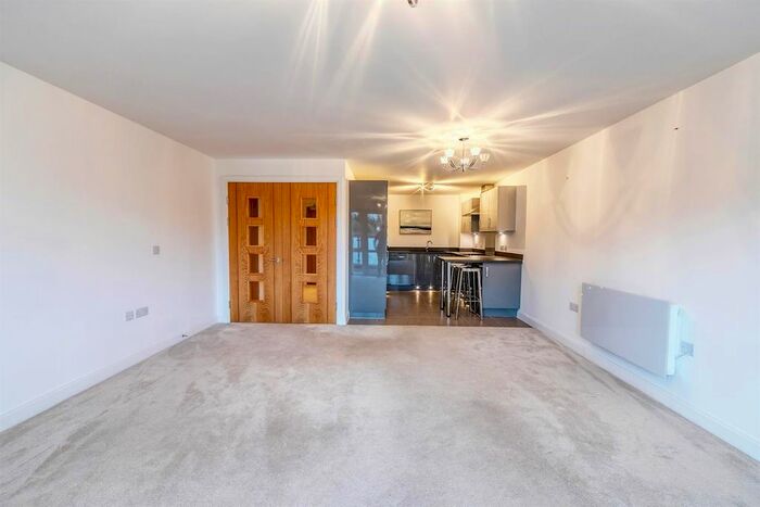 2 Bedroom Flat For Sale In Loddon House, London Road, Ruscombe, RG10