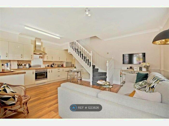 1 Bedroom Maisonette To Rent In Golden Mews, London SE20