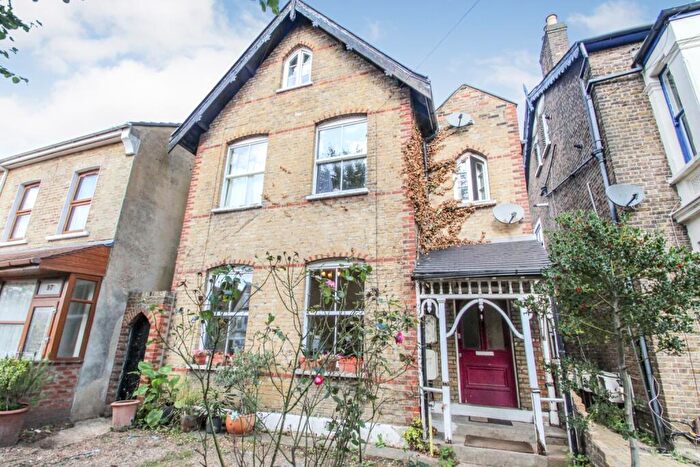 2 Bedroom Flat To Rent In Hainault Road, Leytonstone, London, E11