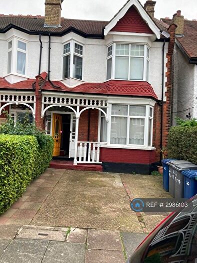 2 Bedroom Flat To Rent In Chislehurst Avenue, London, N12