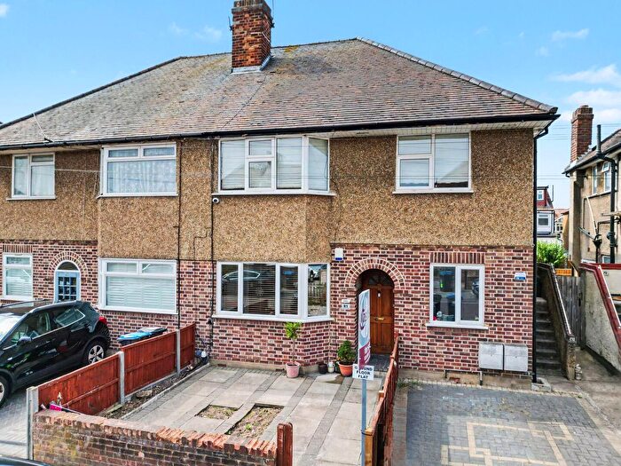 2 Bedroom Maisonette For Sale In Canonbury Road, Enfield, EN1