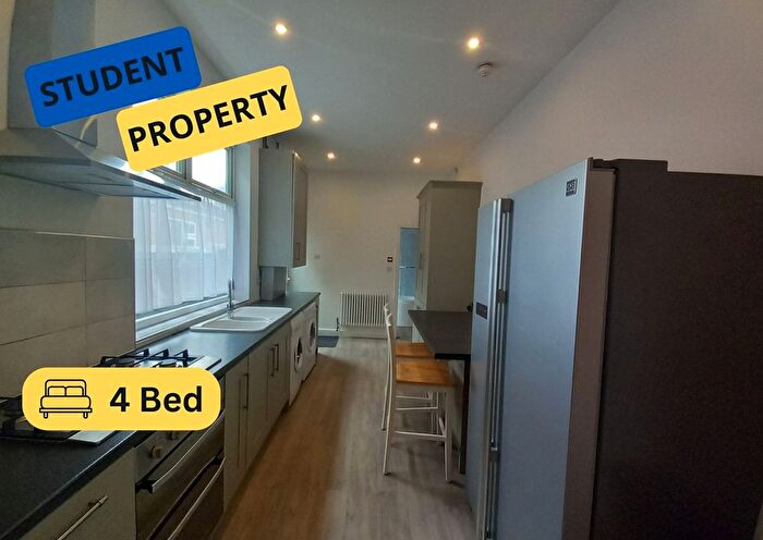 4 Bedroom Town House To Rent In Leek Road, Stoke-On-Trent, ST4