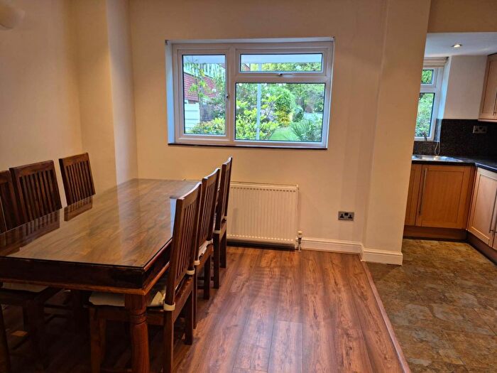 3 Bedroom Town House To Rent In Edgehill Road, London, W13