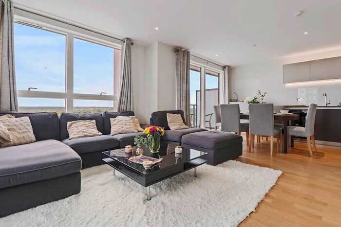 3 Bedroom Flat For Sale In Hyperion Tower, Pump House Crescent, Brentford, TW8