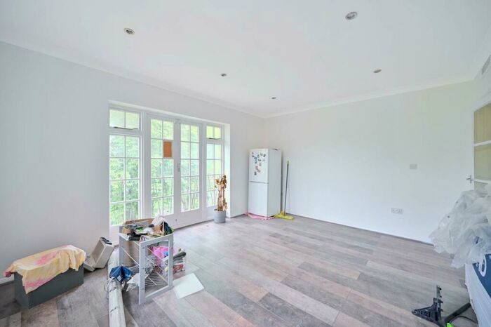 2 Bedroom Flat To Rent In Robin Hood Lane, Sutton, SM1