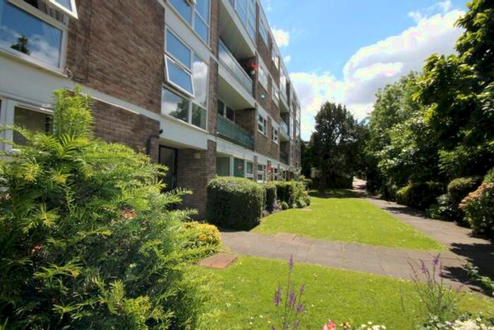 1 Bedroom Flat To Rent In Clivedon Court, Scotch Common, Ealing, London W13