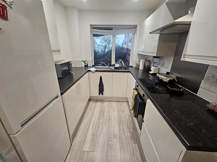 2 Bedroom Flat To Rent In Russell Road, Nottingham, NG7