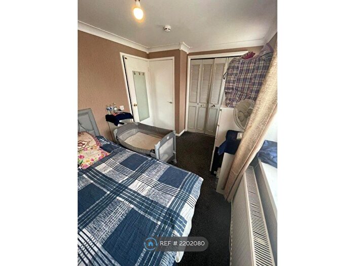 3 Bedroom Flat To Rent In Cambridge, Hounslow, TW4