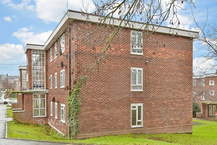 3 Bedroom Flat For Sale In Middle Street, Gillingham, Kent, ME7