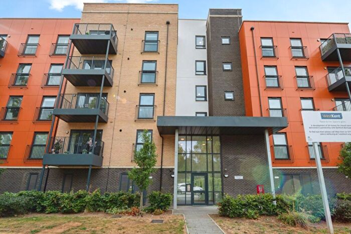 1 Bedroom Flat For Sale In St. Marys Road, Greenhithe, Kent, DA9