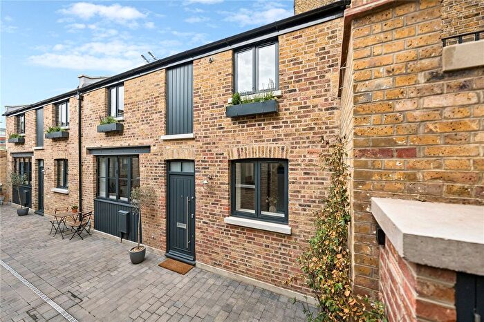 2 Bedroom Detached House For Sale In Brixtow Mews, SW2