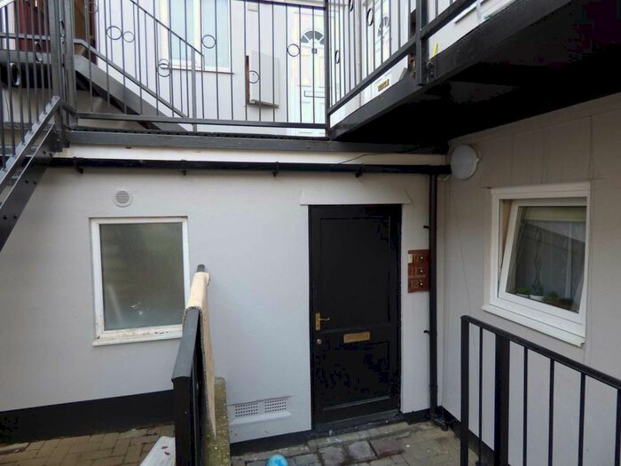 1 Bedroom Flat To Rent In Lathwell Court, Luton, LU2