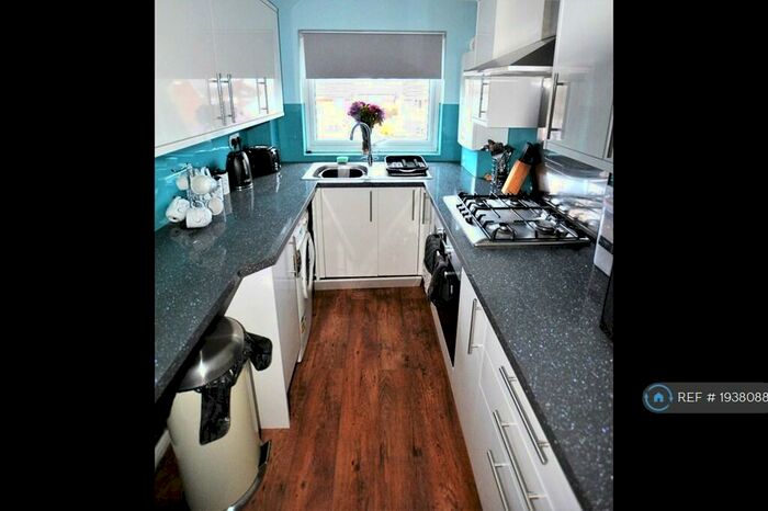 1 Bedroom Flat To Rent In Lauriston Close, Knaphill, Woking, GU21