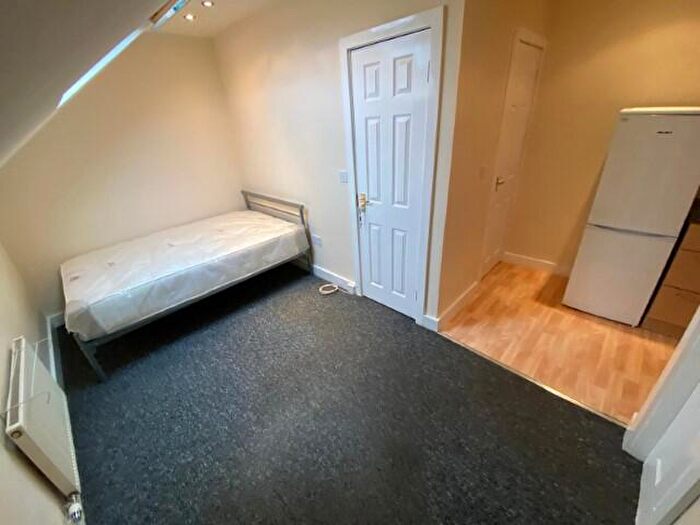 1 Bedroom Flat To Rent In Flat, Norman Mount, Kirkstall, Leeds, LS5