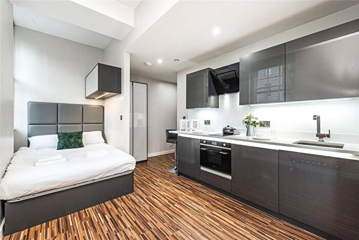 Apartment To Rent In Apt, Cross Street #, M2