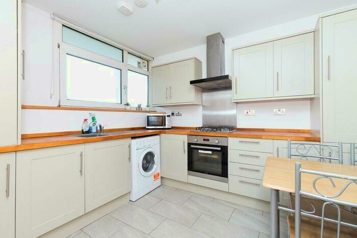 4 Bedroom Flat To Rent In Rowstock Gardens, Camden Borders, N7