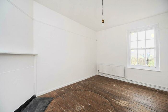 3 Bedroom Flat To Rent In Taplow House, Tower Hamlets, London, E2