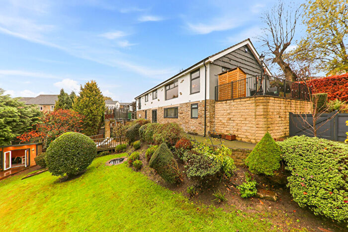 5 Bedroom Detached House For Sale In Larkhill Close, Cleckheaton, BD19