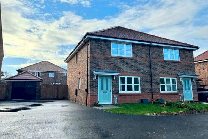 2 Bedroom Property To Rent In Kingston Close, Farnham, GU10