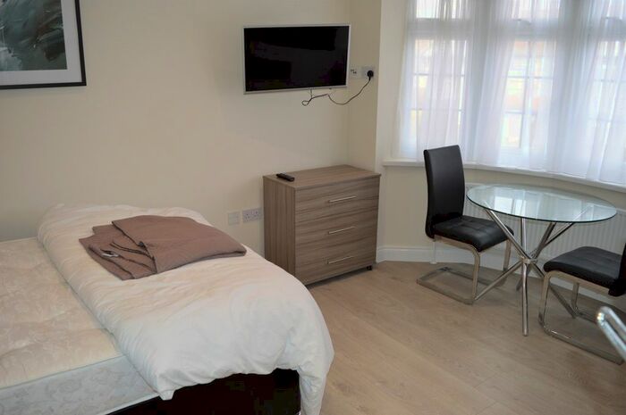 1 Bedroom Studio To Rent In Clifford Avenue, Ilford IG5
