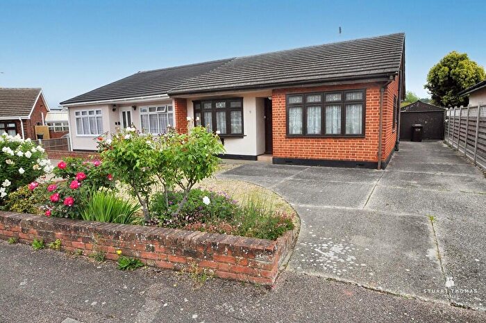 3 Bedroom Semi-Detached Bungalow For Sale In Lynn View Close, Benfleet, SS7