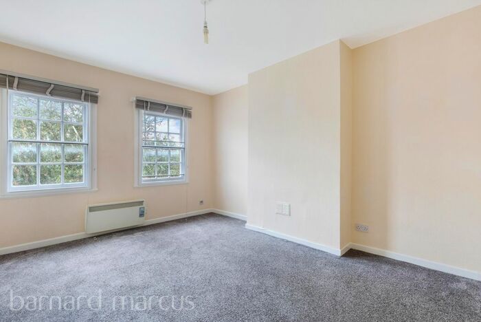 2 Bedroom Flat To Rent In Hampton Court Parade, East Molesey, KT8