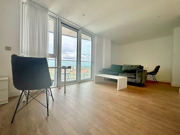 2 Bedroom Flat To Rent In Wandsworth Road, London, SW8