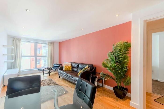 2 Bedroom Flat To Rent In Southgate Road, Islington, London, N1