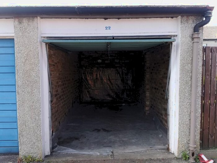 Garage / Parking To Rent In Muirhouse Bank, Ferry Road, Edinburgh, EH4