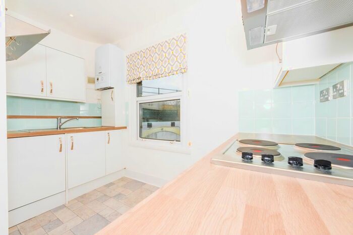 2 Bedroom Flat For Sale In Ferndale Road, London, SW9