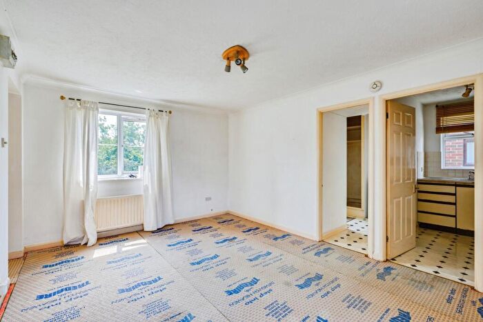 1 Bedroom Flat For Sale In Teazlewood Park, Leatherhead, Surrey, KT22