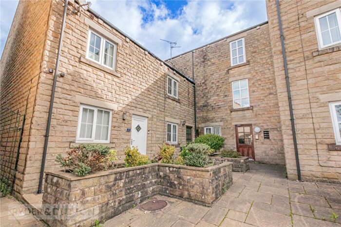 2 Bedroom Apartment For Sale In Lauren Close, Springhead, Saddleworth, OL4