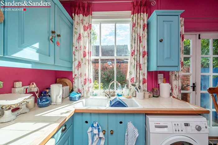 2 Bedroom Cottage For Sale In Bleachfield Street, Alcester, B49