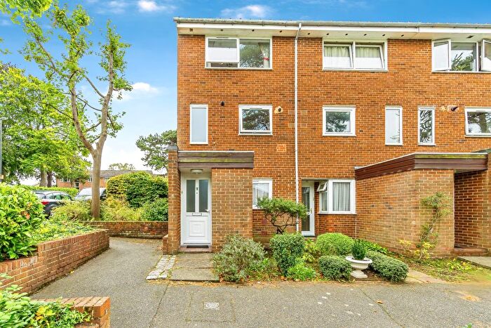 2 Bedroom Flat For Sale In Tidenham Gardens, Croydon, Surrey, CR0