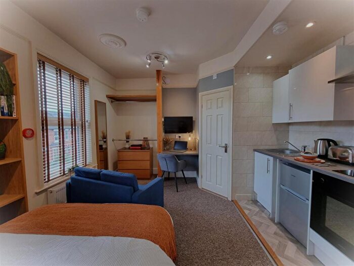 Studio To Rent In Richmond Road - Studio For /, LN1