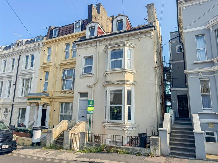 2 Bedroom Flat For Sale In West Hill Road, St Leonards, TN38
