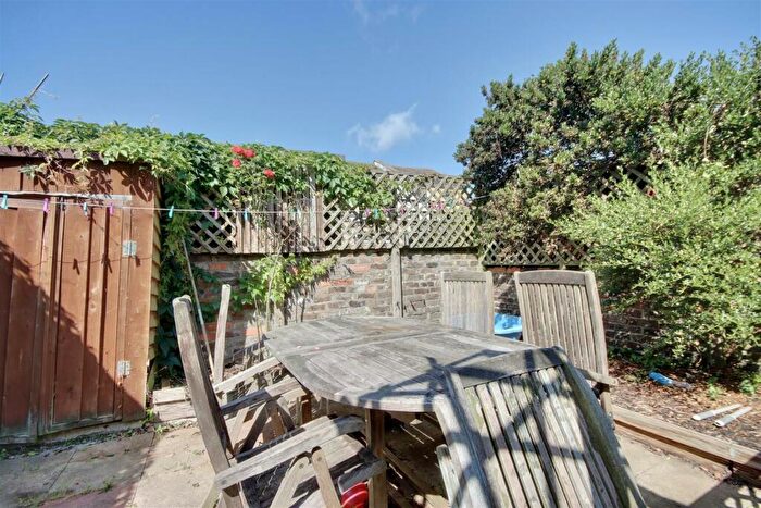 2 Bedroom Flat For Sale In Francis Avenue, Southsea, PO4