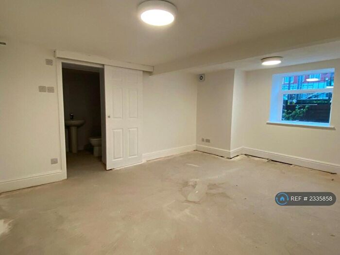 2 Bedroom Flat To Rent In Hathersage Road, Manchester, M13
