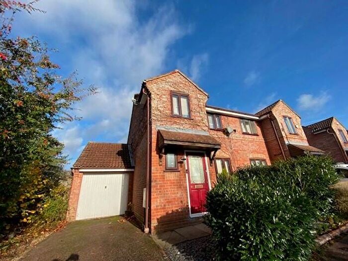 3 Bedroom House To Rent In Holst Crescent, Old Farm Park, Milton Keynes, MK7