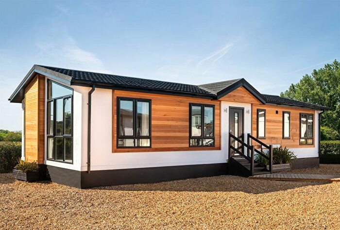 2 Bedroom Park Home For Sale In The Grove, Woodside, Slip End, Bedfordshire, LU1