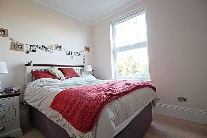 2 Bedroom Flat For Sale In Windmill Road, Brentford, TW8