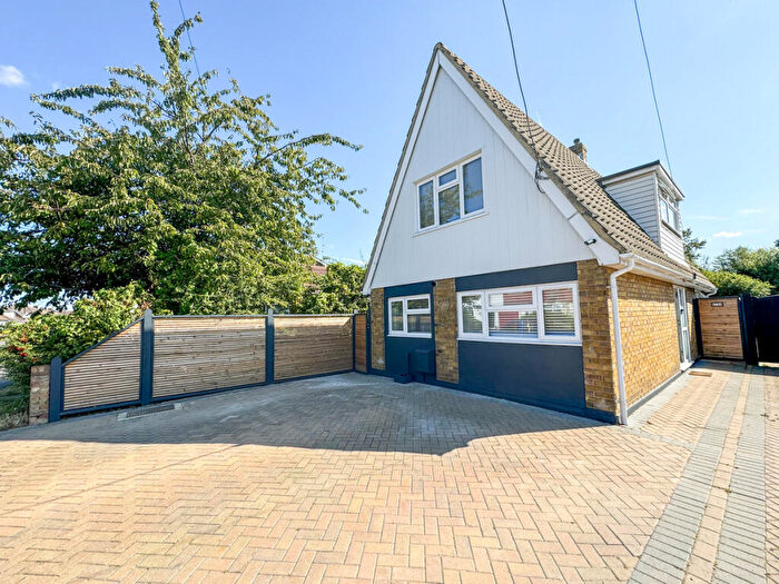 3 Bedroom Chalet For Sale In Sutton Court Drive, Rochford, SS4