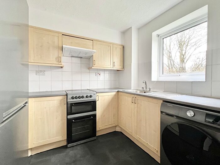 2 Bedroom Flat To Rent In Poplar Grove, London, N11