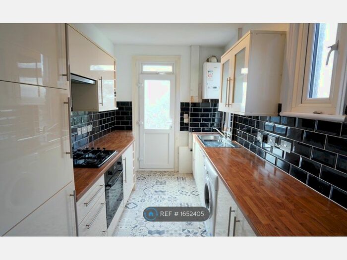 3 Bedroom Flat To Rent In South Norwood, London, SE25