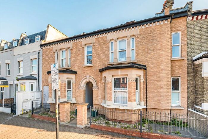 2 Bedroom Flat To Rent In Garratt Lane, Earlsfield, SW17