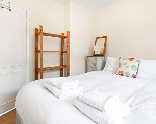 3 Bedroom Flat To Rent In Todd House, The Grange, London, N2