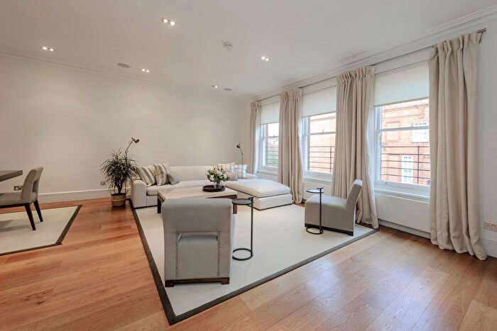 3 Bedroom Flat To Rent In Cadogan Square, Knightsbridge, SW1X
