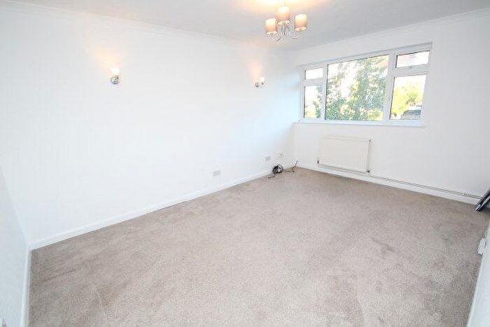 2 Bedroom Maisonette To Rent In Addington Road, South Croydon, CR2